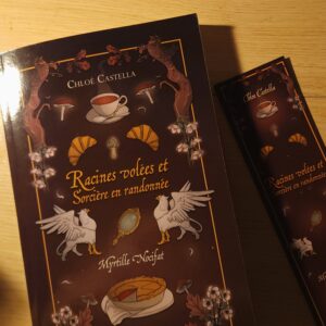 BROCHÉ – Myrtille Nocifat – Racines volées et sorcière en randonnée (version couverture par Caroline Blineau)