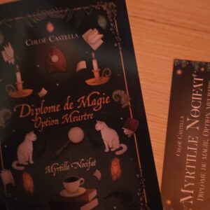 BROCHÉ – Myrtille Nocifat – Diplôme de magie, option meurtre (version couverture par Caroline Blineau)